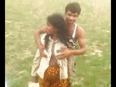 Bimbo លេងជាមួយ cunt របស់នាង