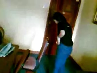 កូនមាន់កំពុងកាន់មាន់