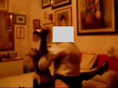 គ្រវី​លា​ដ៏​តឹង​របស់​នាង