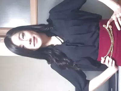 Brunette ជាមួយនឹងដើមទ្រូងធំជាអំណោយសម្រាប់ឆ្នាំថ្មី